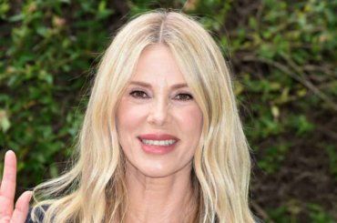 Alessia Marcuzzi incanta con eleganza e sensualità in un abito nero attillato FOTO