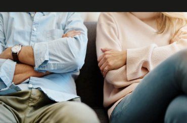 Storie di tradimento: lascia il marito per il vicino di casa e scappa a Barcellona. La psicologa: “grande competenza emotiva”