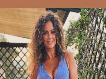 Samantha De Grenet: Eleganza e Sensualità in Bianco per un Annuncio Speciale su Instagram