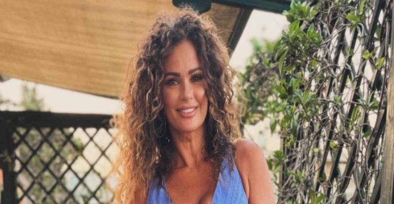 Samantha De Grenet: Eleganza e Sensualità in Bianco per un Annuncio Speciale su Instagram