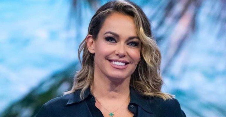 Sonia Bruganelli assieme alla sua “miniMe”: “Occhi azzurri ne abbiamo?” – FOTO