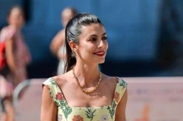 Alessandra Mastronardi ospite del Giffoni Film Festival incanta tutti con la sua eleganza e lancia un messaggio fondamentale – VIDEO