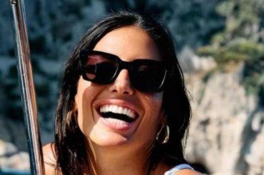 Vacanze infinite per Elisabetta Gregoraci: la conduttrice risplende in Sicilia – FOTO