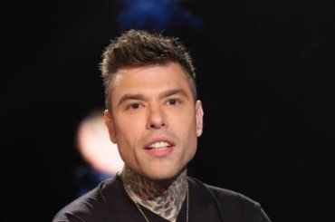 Fedez, che fine ha fatto Garance? Il rapper paparazzato al mare con un’altra – FOTO