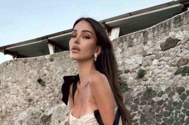 Rosa Perrotta sirena sensuale in abito argento, ma i fan non perdonano – FOTO