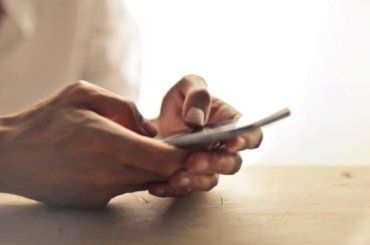 Ossessionati dallo smartphone? I consigli per fare un digital detox estivo di successo