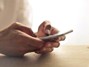 Ossessionati dallo smartphone? I consigli per fare un digital detox estivo di successo