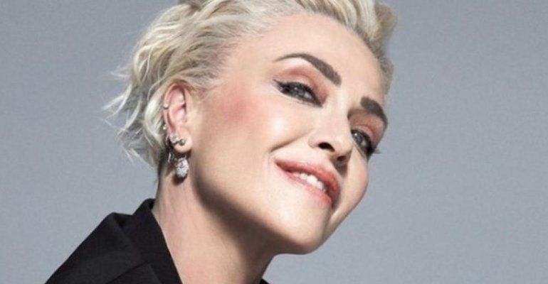 Paola Barale e il retroscena sul famoso conduttore: “Ebbi una crisi di pianto”