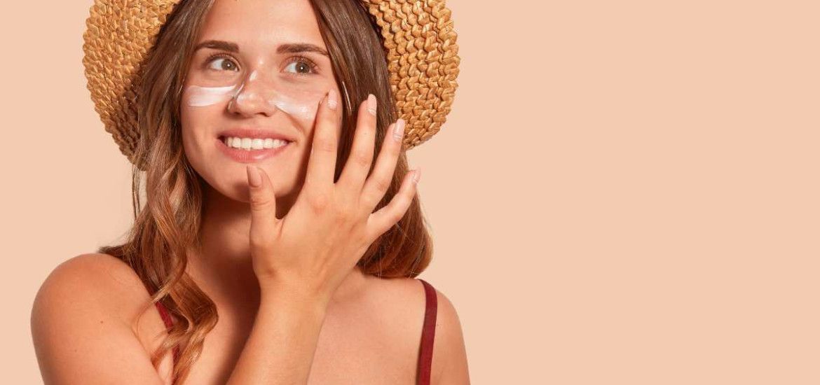 Donna che mette crema solare