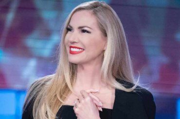 Federica Panicucci una sirena al lido, e i fan apprezzano: “Una bambola” – FOTO