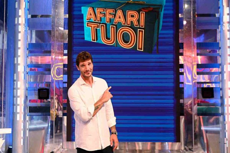 stefano-de-martino-debutta-ad-affari-tuoi-ma-quanto-alto-il-conduttore
