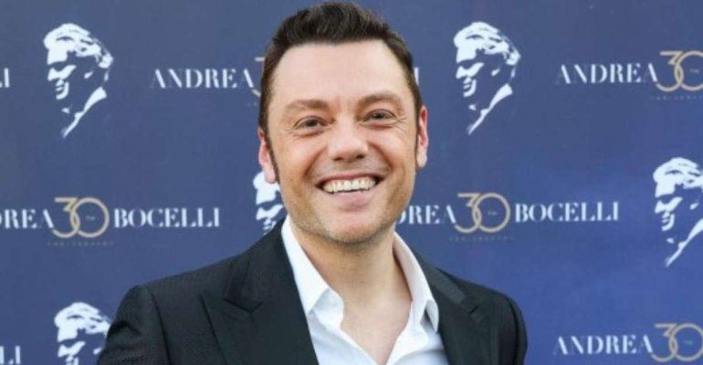 “Vieni qui, ci sono io”, gesto commovente di Tiziano Ferro verso la collega