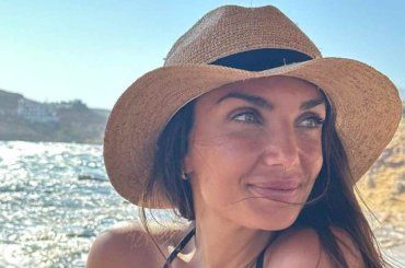 “Il bikini esplode”: Elettra Lamborghini baciata dal sole. Il web si scatena