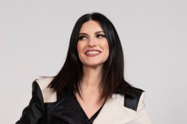 Laura Pausini e il karaoke che non ti aspetti: la superstar lascia tutti a bocca aperta – VIDEO