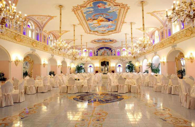 Interno del Castello delle Cerimonie. Interno del Castello delle Cerimonie.