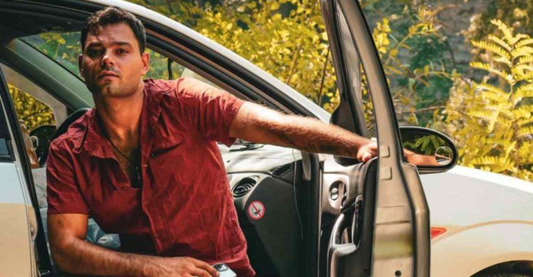 Roman Zancarli, papà separato che vive in una Ford Focus: “la vita in auto mi da soddisfazione”