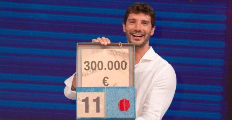 Stefano De Martino: imbarazzo ad Affari tuoi quando il concorrente pronuncia delle parole di Amadeus