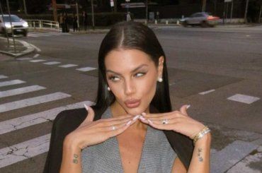 “Fragilità e forza”, Antonella Fiordelisi si gode il concerto con un look da crepacuore – FOTO