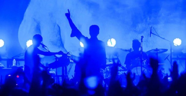 Incredibile negli Stati Uniti: i membri della nota rock band si picchiano sul palco