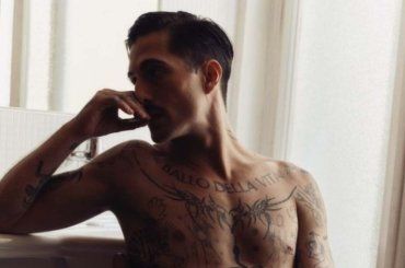 Damiano David con LEI non convince alla Paris Fashion Week: “Fatti una bistecca…” – FOTO