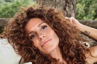 Veronica Ruggeri si gode gli ultimi giorni di vacanza, un incanto: “Bellezza disarmante” – FOTO